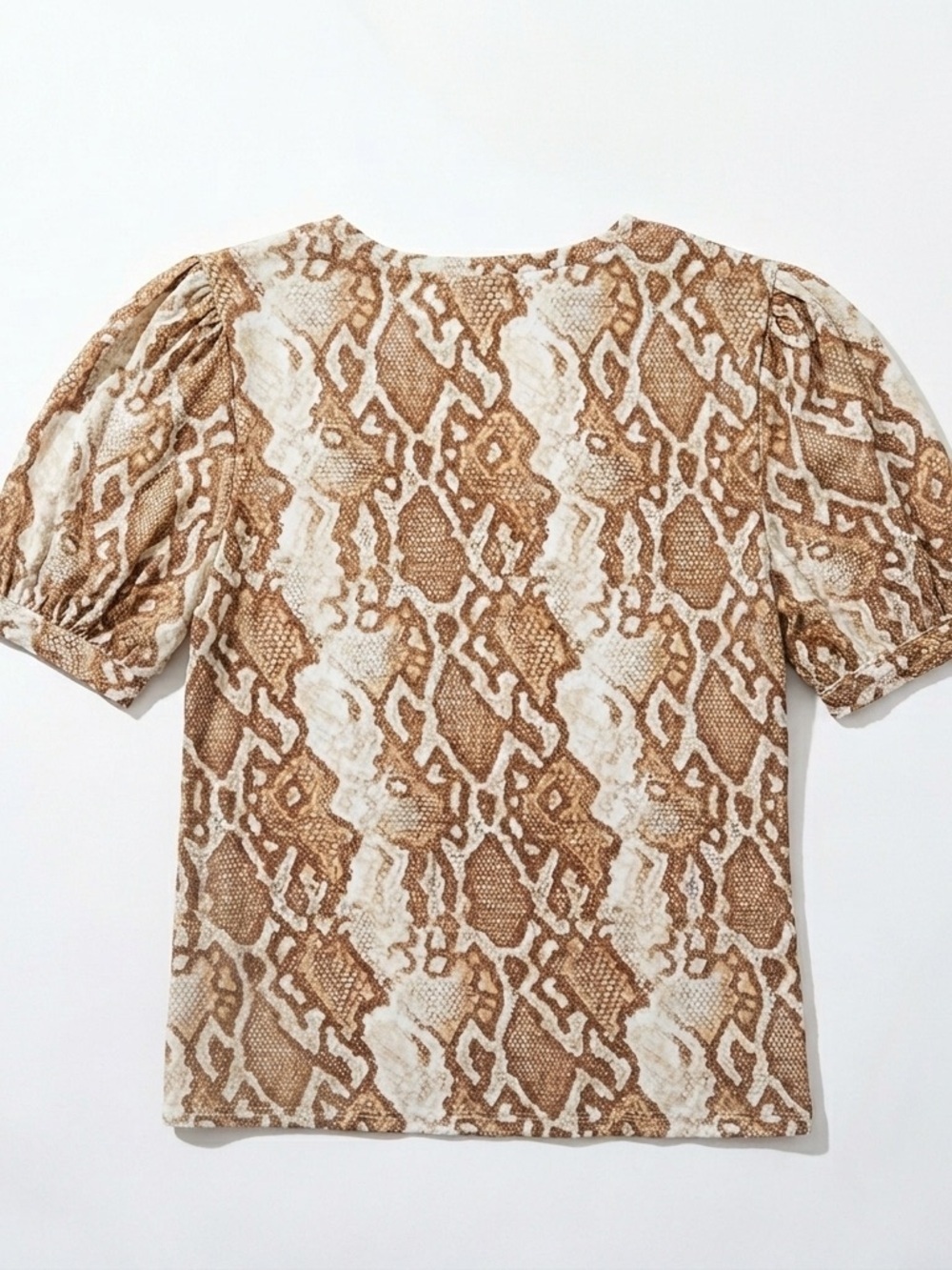 Tinsel Women’s Petite Large Snakeskin Blouse Puff Sleeves Sloped Hem Beige PL - Picture 3 of 3